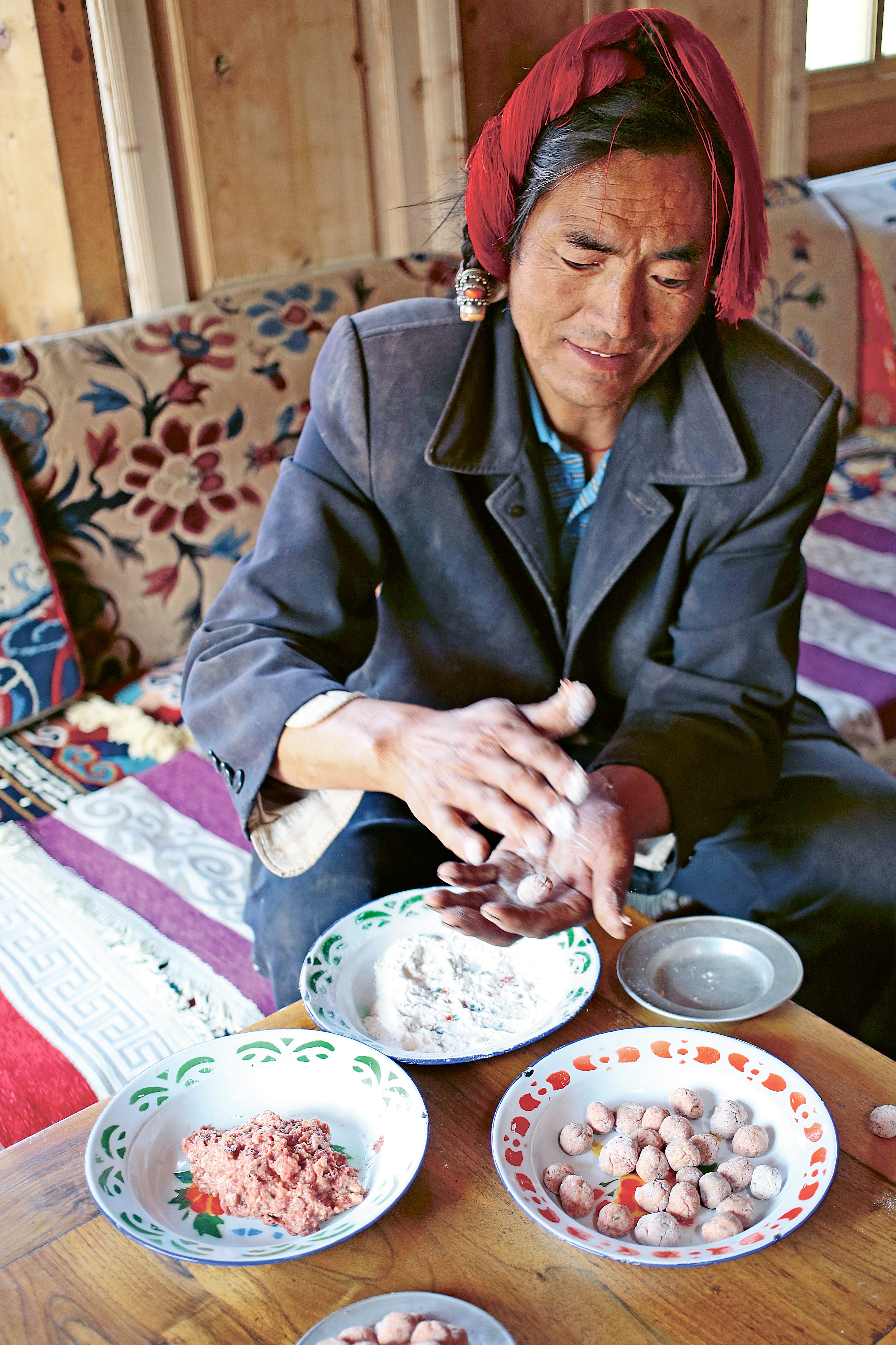 Un tibetan care pregătește mâncare