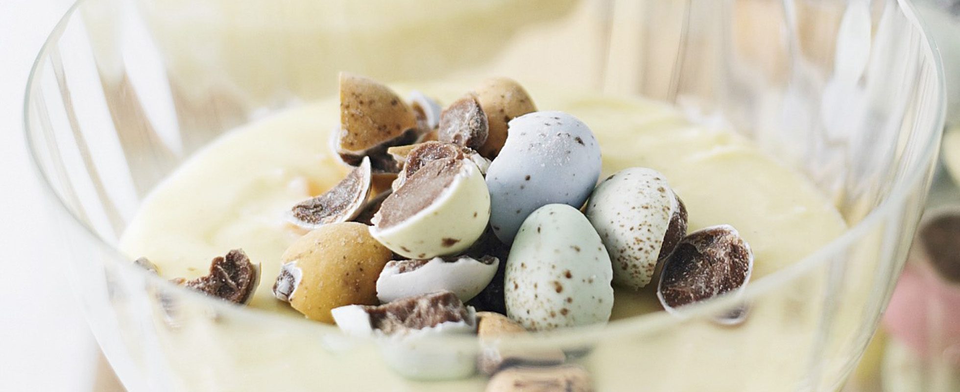 Mousse de ciocolată albă cu Mini Ouă zdrobite