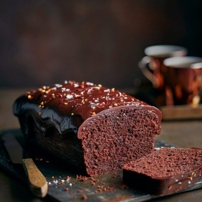 O prăjitură lucioasă de ciocolată cu ganache de ciocolată și fulgi de sare de mare deasupra