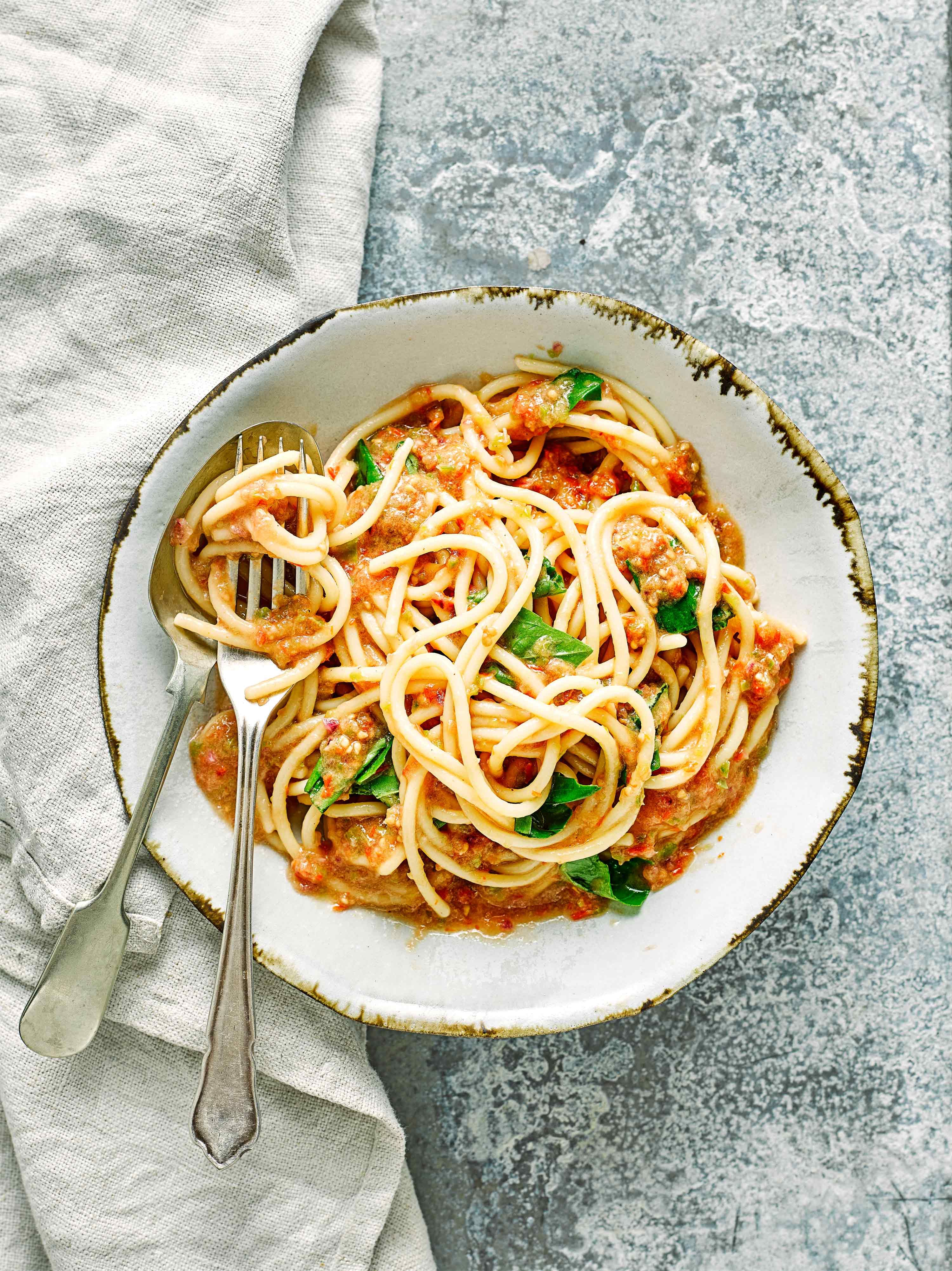 Rețetă rapidă și ușoară de spaghete cu sos de gazpacho