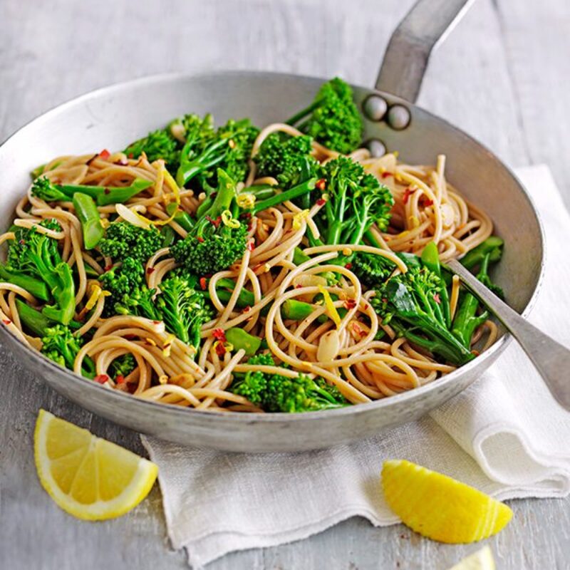 Rețetă de spaghete vegane din grâu integral cu broccoli, ardei iute și lămâie