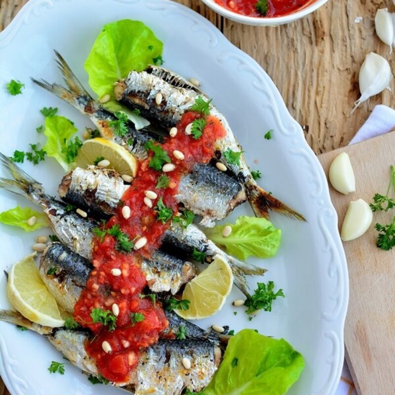 sardine-la-gratar-cu-salata-de-rosii
